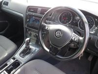 Begagnad VW Golf VII Match 2019 Vit Halvkombi