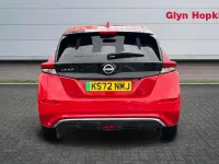 Begagnad Nissan Leaf Tekna 110 kW (150 HK) 2022 Röd Halvkombi