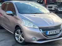 Second-hand Peugeot 208 Allure 2013 Roz Hatchback