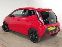 Usado Toyota Aygo x-style 68 HP (50 kW) 2017 Vermelho Citadino