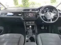 Begagnad VW Touran SEL 2019 Grå Minibuss
