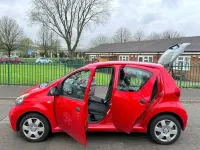 Usado Toyota Aygo 67 CV (49 kW) 2007 Rojo Utilitario