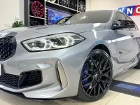 Usado BMW M135 Comfort Edition 306 CV (225 kW) 2023 Gris Utilitario