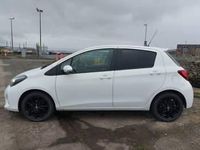 Used Toyota Yaris Design 99 HP (72 kW) 2017 White Hatchback