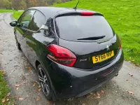 Begagnad Peugeot 208 GT-line 2016 Svart Halvkombi