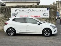 Used Renault Clio Iconic 100 HP (73 kW) 2020 White Hatchback