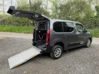 Usado Citroën Berlingo Feel 131 HP (96 kW) 2021 Cinzento Monovolume
