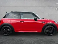 Usado Mini Cooper Hatch 134 CV (98 kW) 2023 Rojo Utilitario