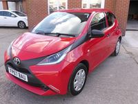 Usado Toyota Aygo 69 HP (50 kW) 2017 Vermelho Citadino