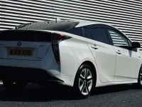 Used Toyota Prius 122 HP (89 kW) 2018 White Hatchback