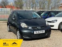 Usado Toyota Aygo 68 CV (50 kW) 2011 Gris Utilitario