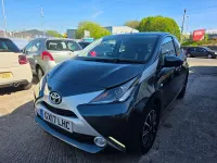 Usado Toyota Aygo x-style 69 CV (50 kW) 2017 Gris Utilitario