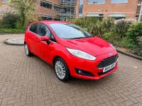 Używany Ford Fiesta Titanium 105 KM (77 kW) 2014 Czerwony Hatchback