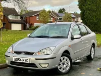 Begagnad Ford Focus Ghia 2004 Silver Sedan