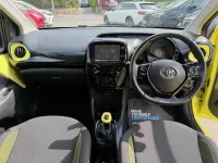 Usado Toyota Aygo X-cite 69 HP (50 kW) 2016 Amarelo Citadino