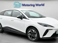 Begagnad MG MG4 EV SE 319 kW (435 HK) 2023 Vit Halvkombi