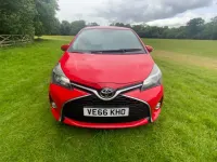 Używany Toyota Yaris Design 99 KM (72 kW) 2016 Czerwony Hatchback