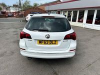 Used Vauxhall Astra S 165 HP (121 kW) 2013 White Estate