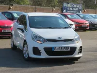 Begagnad Kia Rio 2015 Vit Halvkombi