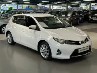Usado Toyota Auris 101 HP (74 kW) 2014 Branco Citadino