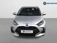 Używany Toyota Yaris Hybrid 2021 Srebrny Hatchback