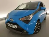 Usado Toyota Aygo X-plore 72 CV (52 kW) 2019 Azul Utilitario