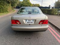 Begagnad Mercedes E200 Avantgarde 2002 Guld Sedan