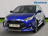Begagnad Toyota Yaris Hybrid Design 2024 Blå Halvkombi
