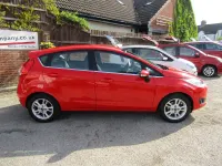 Usado Ford Fiesta Zetec 82 HP (60 kW) 2014 Vermelho Citadino