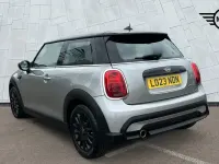 Usado Mini Cooper Classic 134 HP (98 kW) 2023 Prateado Citadino