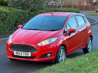 Begagnad Ford Fiesta Zetec 2013 Röd Halvkombi