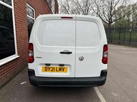 Second-hand Vauxhall Combo Edition 100 CP (73 kW) 2021 Alb Monovolum
