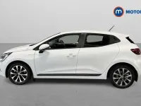 Used Renault Clio Iconic 140 HP (102 kW) 2022 White Hatchback
