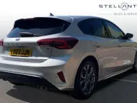 Usado Ford Focus ST-Line 123 CV (90 kW) 2023 Gris Utilitario