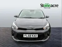 Usado Kia Rio 100 CV (73 kW) 2018 Gris Utilitario