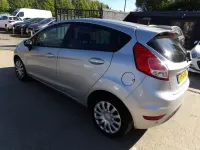 Käytetty Ford Fiesta Style 75 HP (55 kW) 2016 Hopea Viistoperä