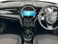 Usado Mini Cooper Classic 134 HP (98 kW) 2022 Cinzento Citadino