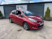 Usado Toyota Yaris Plus 99 HP (72 kW) 2014 Vermelho Citadino