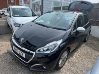 Used Peugeot 208 Signature Sky 82 HP (60 kW) 2019 Black Hatchback