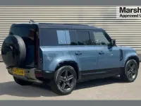 Käytetty Land Rover Defender SE Dynamic 249 HP (183 kW) 2023 Sininen Katumaasturi