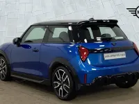 Usado Mini Cooper Hatch 113 kW (154 CV) 2025 Azul Utilitario