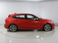 Begagnad BMW M135 Shadowline 306 HK (225 kW) 2023 Röd Halvkombi