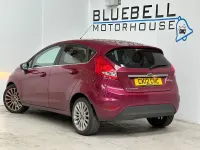 Usado Ford Fiesta Titanium 96 CV (70 kW) 2012 Rosa Utilitario