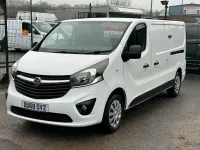 Second-hand Vauxhall Vivaro Sportive 120 CP (88 kW) 2018 Alb Monovolum