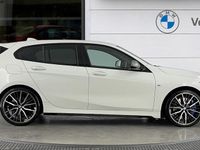 Begagnad BMW M135 Shadowline 306 HK (225 kW) 2023 Vit Halvkombi