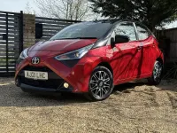 Usado Toyota Aygo X-clusiv 72 CV (52 kW) 2021 Rojo Utilitario