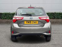 Second-hand Toyota Yaris Hybrid 101 CP (74 kW) 2019 Auriu Hatchback