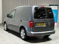 Begagnad VW Caddy Highline 150 HK (110 kW) 2019 Grå Minibuss