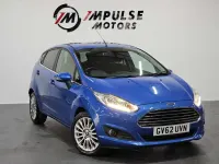 Begagnad Ford Fiesta Titanium 2013 Blå Halvkombi