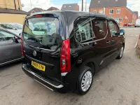 Usado Vauxhall Combo Design Edition 100 CV (73 kW) 2019 Negro Monovolumen